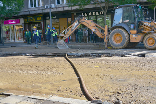 Хаварија у центру града, пукла цев(ФОТО)